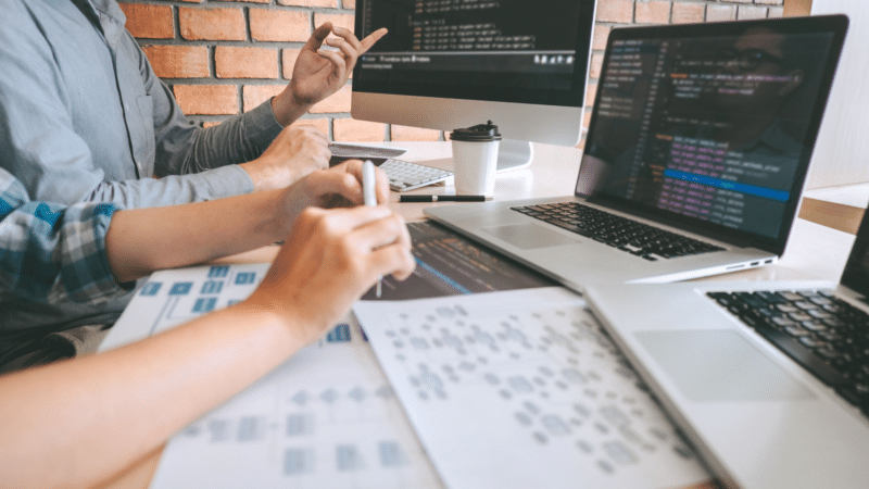 Comment les référenceurs peuvent collaborer avec succès avec les développeurs Web