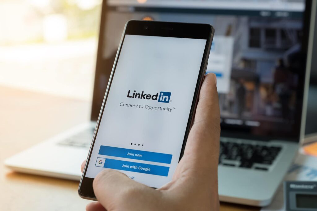 LinkedIn dévoile un outil basé sur l'IA capable de créer des publicités ...