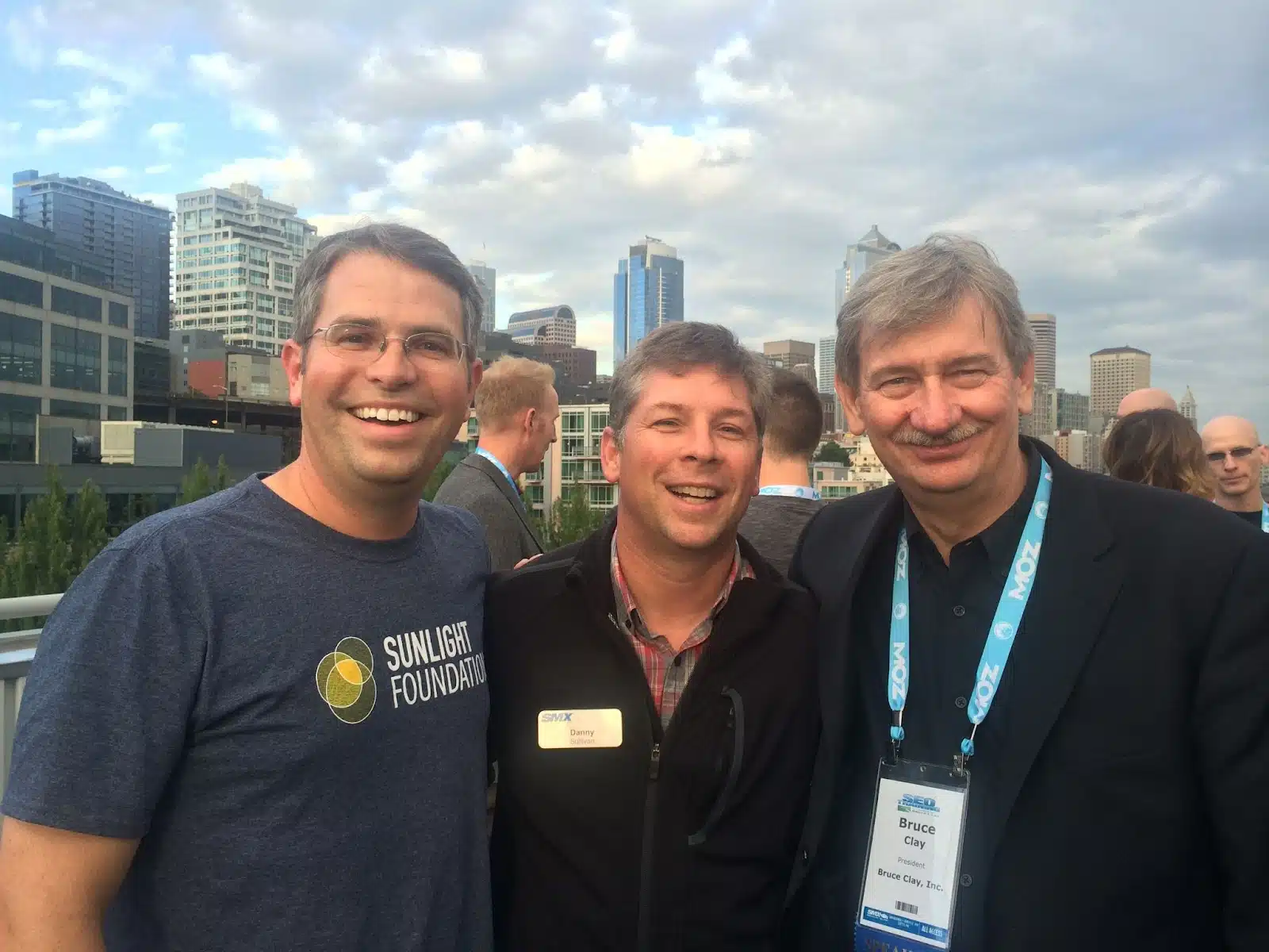 De gauche à droite : Matt Cutts, Danny Sullivan et Bruce Clay lors d'une conférence SMX à Seattle.