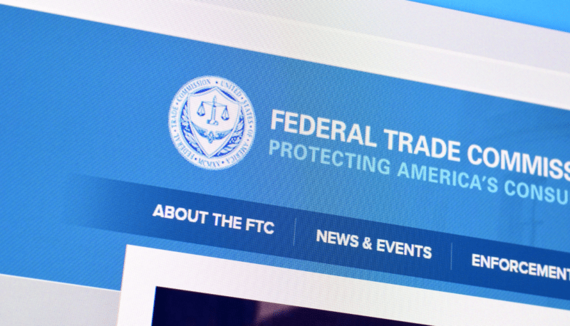 La FTC finalise une règle pour lutter contre les faux avis et témoignages