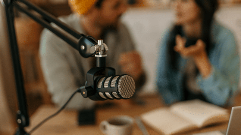 Comment utiliser les podcasts pour créer des liens naturels