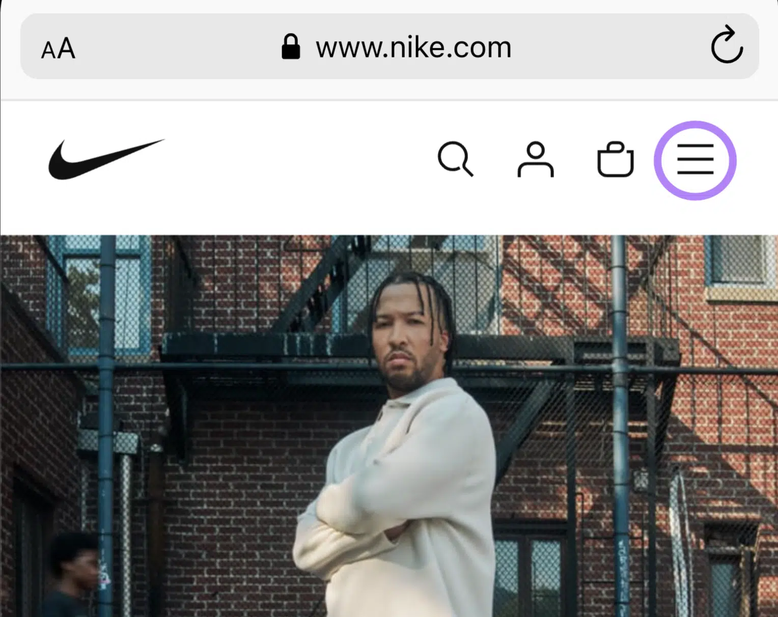 Nike condense la navigation mobile dans un menu affiché avec trois lignes horizontales