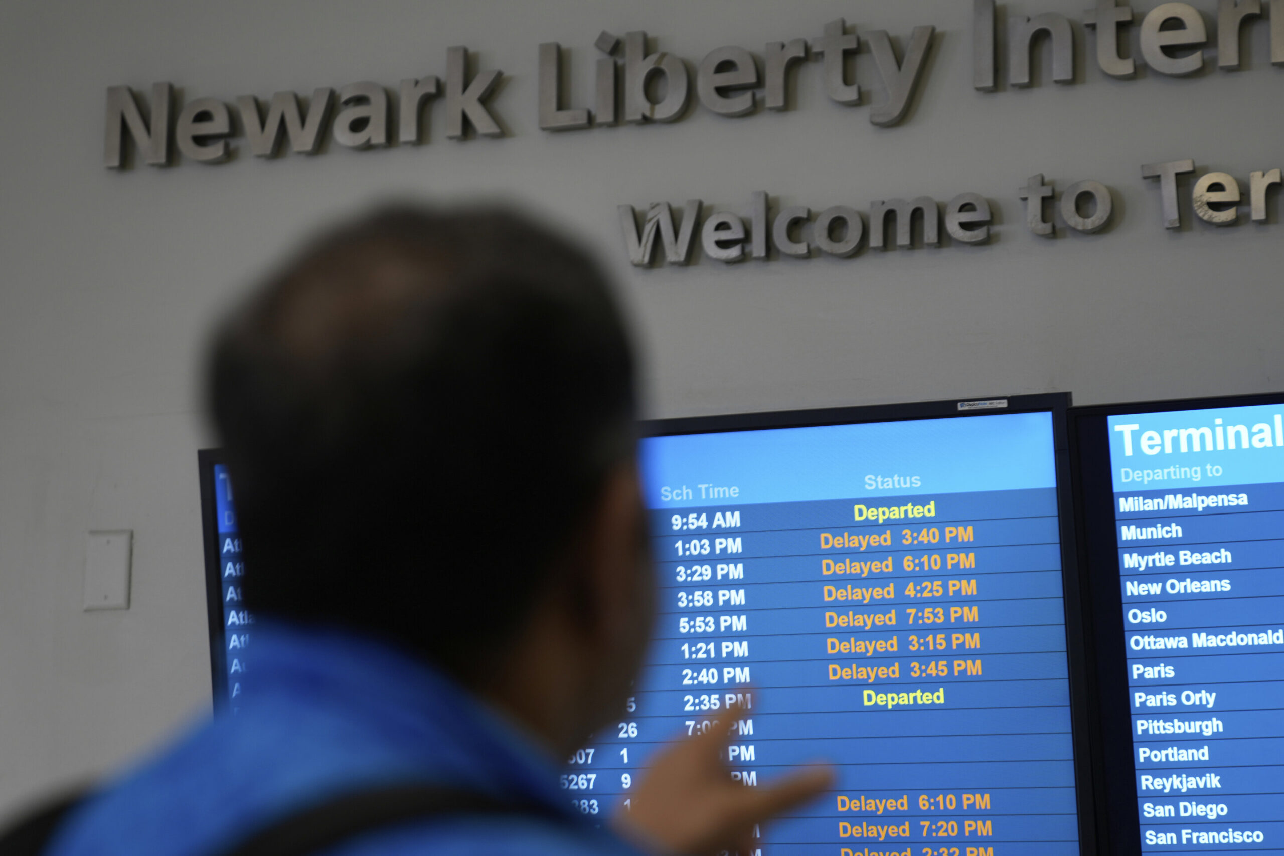 La mise à jour du logiciel maintient le radar de l'aéroport de Newark en ligne, mais les préoccupations du réseau et les limites de vol restent