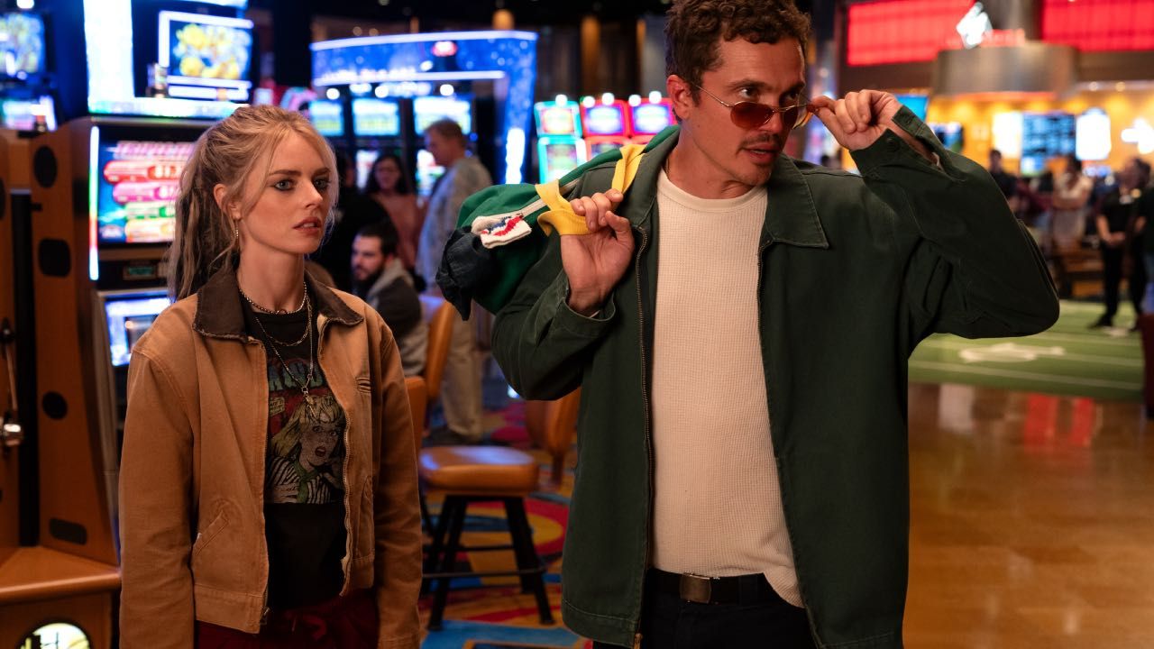 Samara Weaving et Karl Glusman dans «le conducteur»