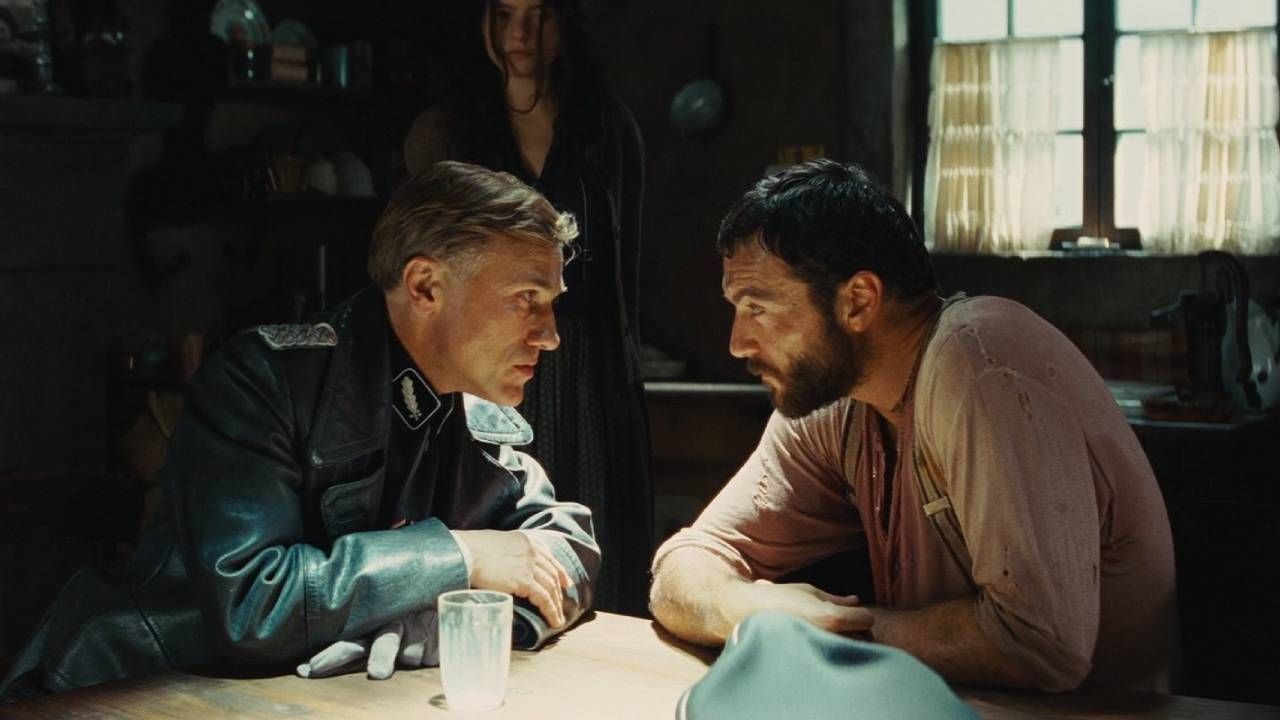 Christoph Waltz et Denis Ménochet en tant que Hans Landa et Perrier Lapadite dans «Damn Bastards»