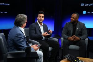 Harshdeep Banwait (au centre) de CoreWeave et Dion Harris (à droite) de Nvidia ont parlé avec theCUBE de l'intégration de la technologie des processeurs dans la dernière offre.